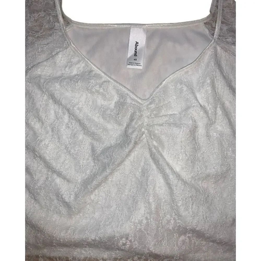 Abound Lace Crop Top - Picture 4 of 7